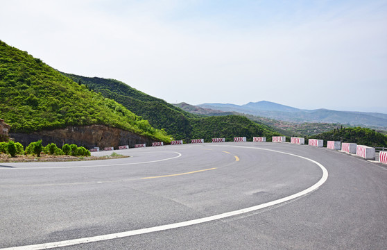 山腰上的盤山公路