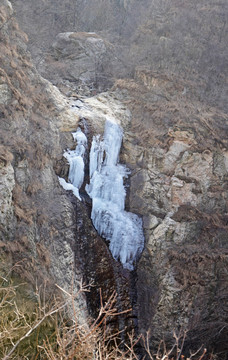 河道里的白色冰凌