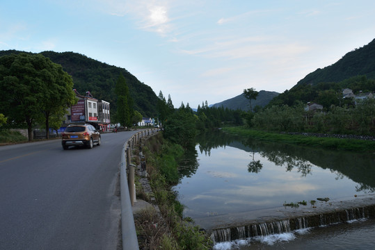 公路 湖泊