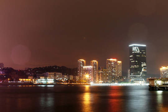細(xì)雨中 廈門城市夜景