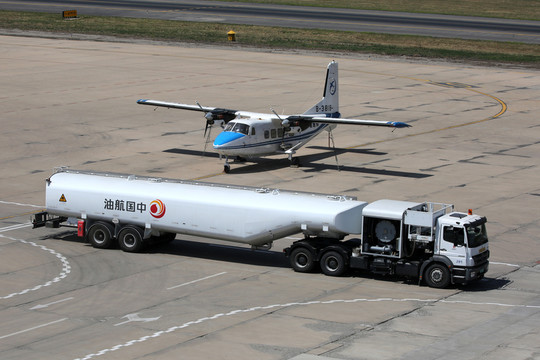 飛機加油車和小飛機