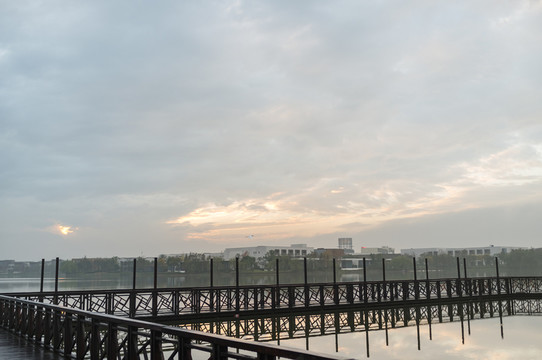 夕陽下的湖面