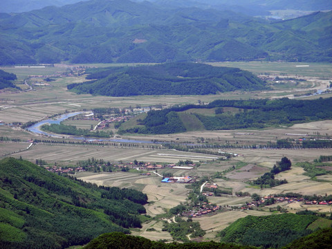 群山與田野