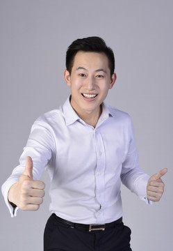 做稱贊手勢(shì)的男人