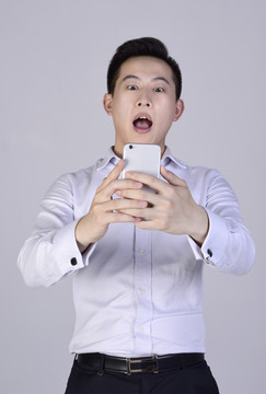看著手機做驚呀狀的男人