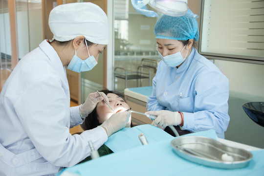 口腔牙科医生治疗过程