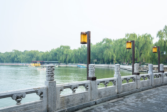 沿湖路燈