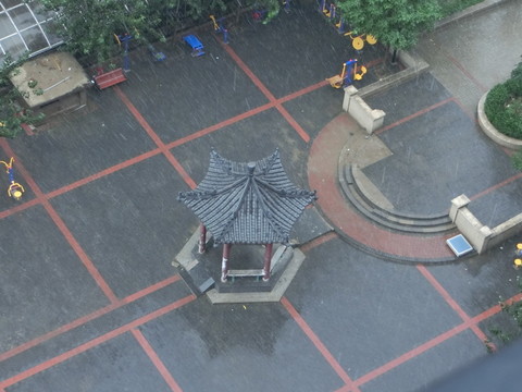 雨中的涼亭