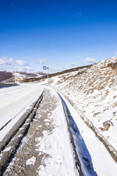 冰雪覆盖的 国道