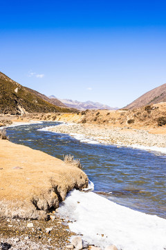 村邊溪流