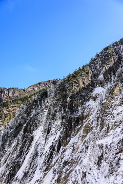 雪山峭壁
