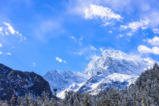 貢嘎雪山景色