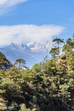 遠望貢嘎雪山