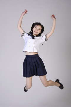 跳躍起來(lái)的女學(xué)生