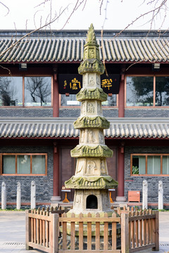 群賢堂前石塔