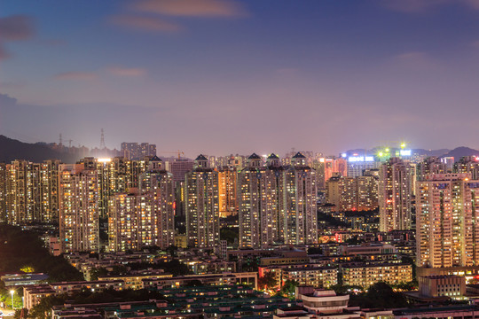 藍天下繁華城市的夜景