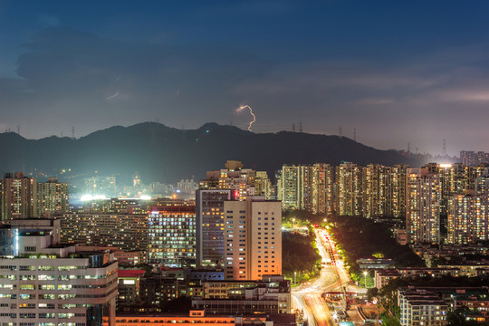 藍(lán)天下繁華城市的夜景