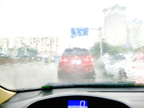 下雨的車玻璃
