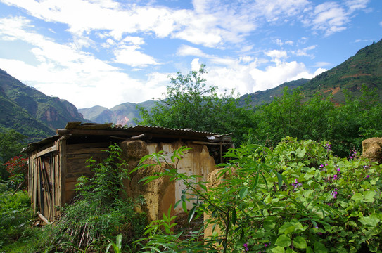 災(zāi)后遺留的土墻