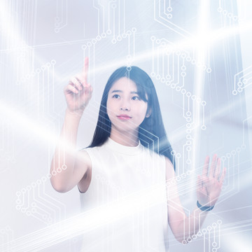 操作智能網(wǎng)絡(luò)屏幕的女人