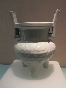 景德鎮(zhèn)窯青白釉饕餮紋雙耳三足爐