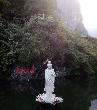 雁蕩山小龍湫湖觀音像