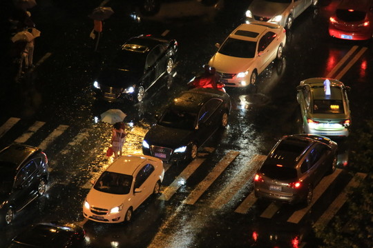 雨夜 馬路 燈光