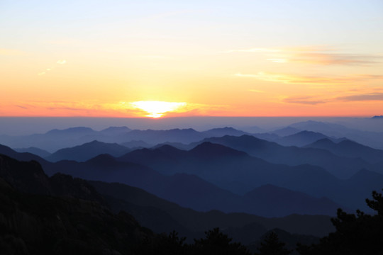 水墨意境黃山 落日美景