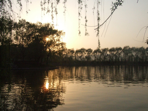 湖畔夕陽(yáng)