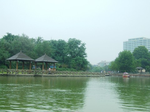 湖畔小亭