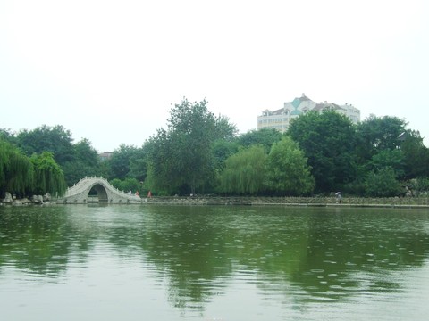 湖中石橋