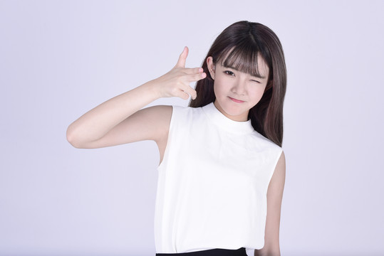做手槍手勢的可愛女生