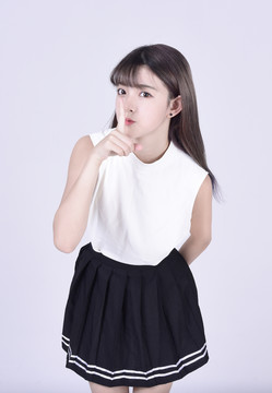 示意保持安靜的女孩