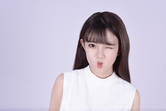 可愛女生努金魚嘴