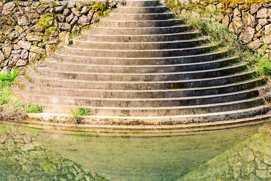 水邊臺階