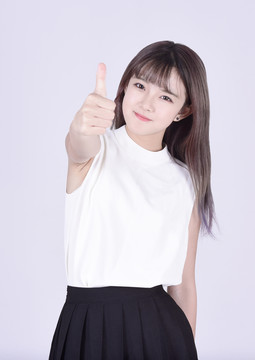 豎起大拇指的女生