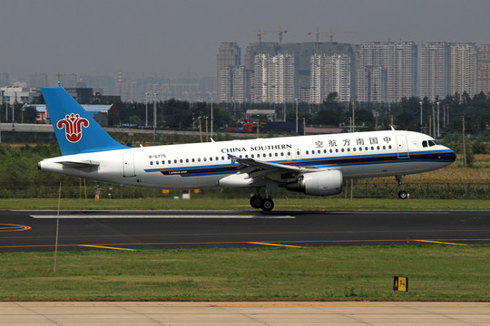 中國南方航空 飛機(jī)降落 機(jī)場