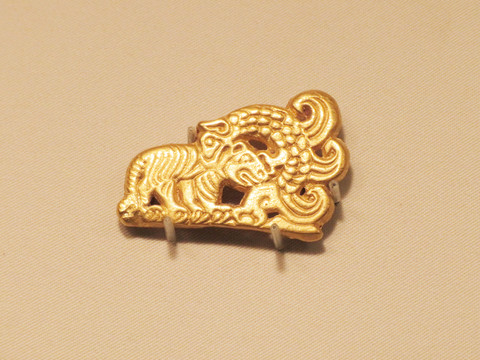 戰(zhàn)國格里芬噬虎金牌飾
