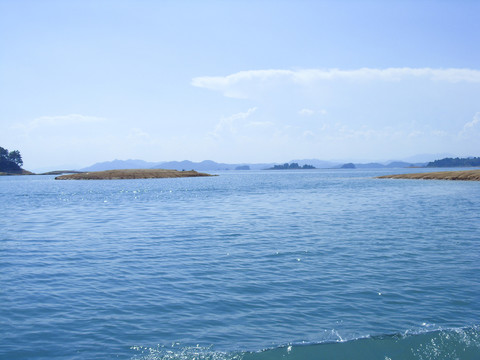 天然湖水山水風(fēng)景