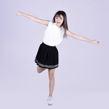做飛翔動作的女孩