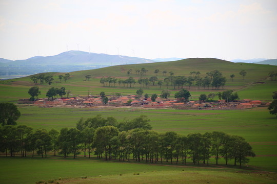 草原村莊遠(yuǎn)山