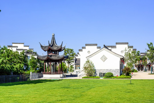 仿古建筑與綠草地