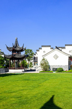 仿古建筑與綠草地