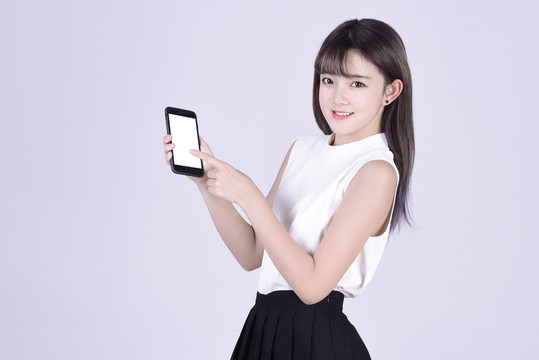 展示手機(jī)屏幕的女孩