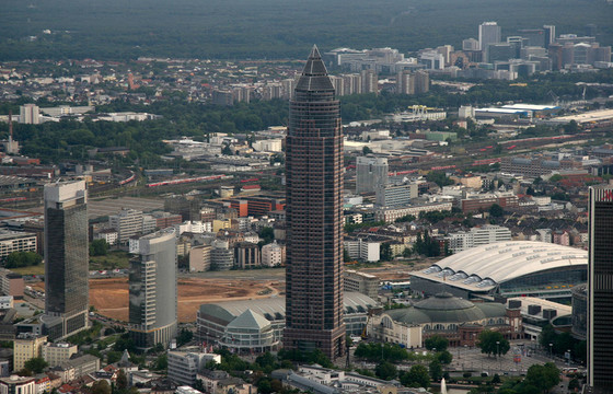 在Messeturm FFM飛行