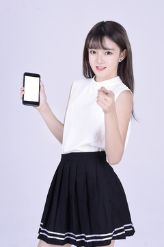 展示手機屏幕的女孩