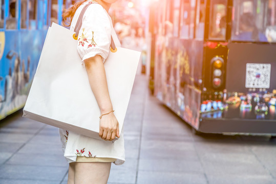 商業(yè)街購物的女人