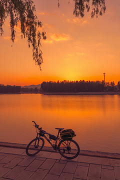 湖泊晚霞山地車