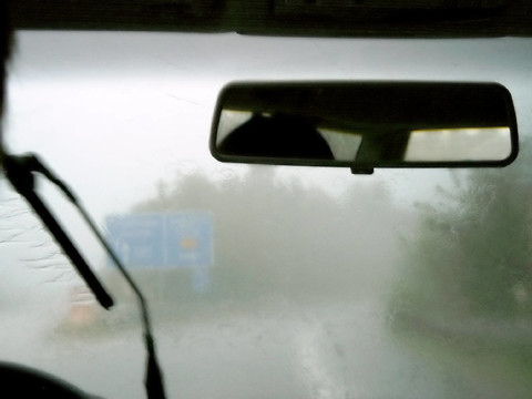 雨中行車