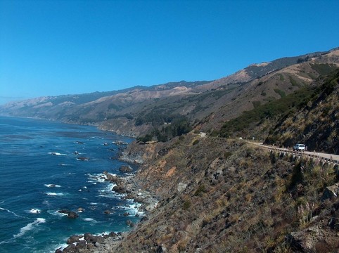 蒙特雷1公路和st.barba之間